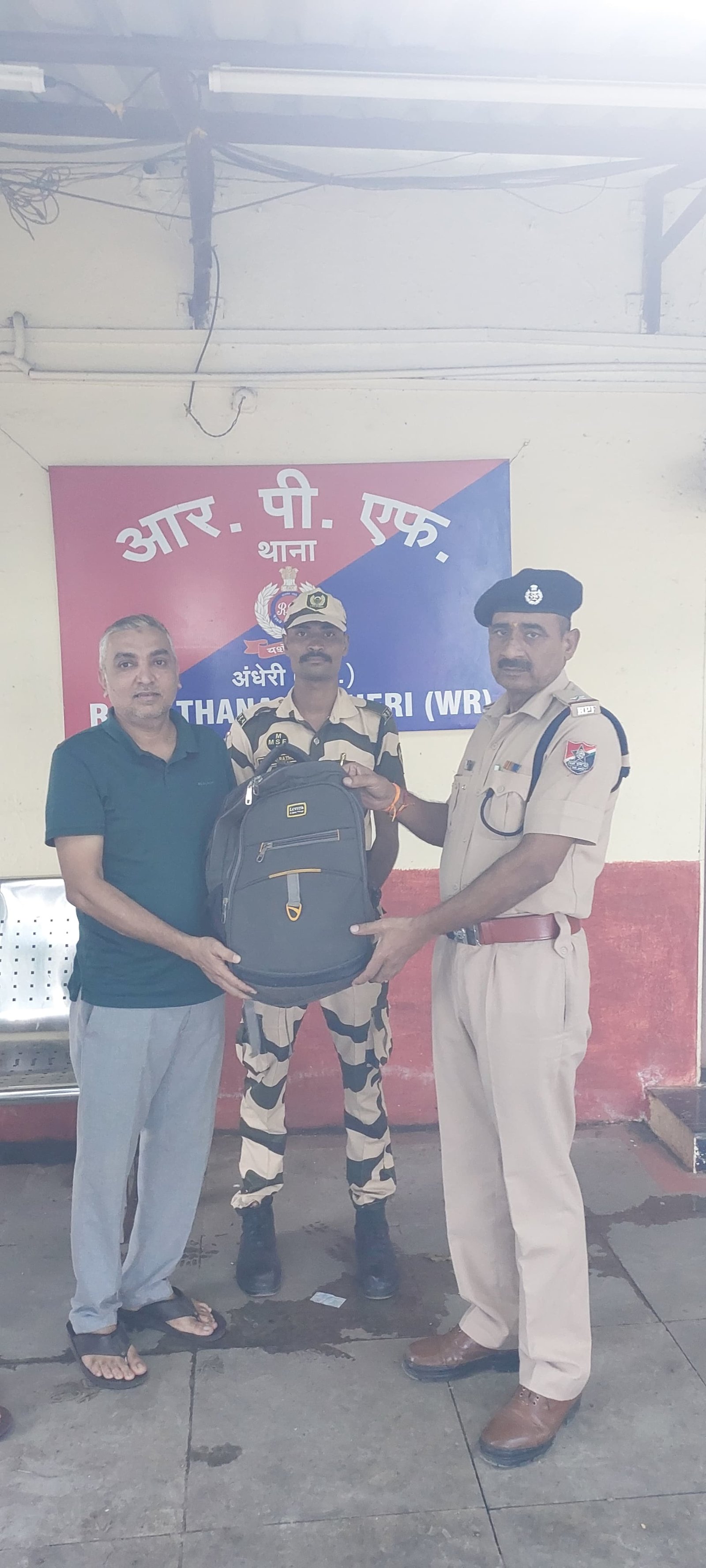 आरपीएफ ने यात्री का खोया बैग लौटाया, 39,499 रुपये का सामान सुरक्षित