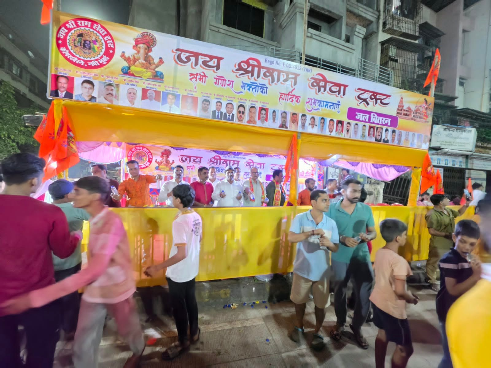 गणपति विसर्जन के दौरान जय श्रीराम सेवा ट्रस्ट ने किया जल वितरण