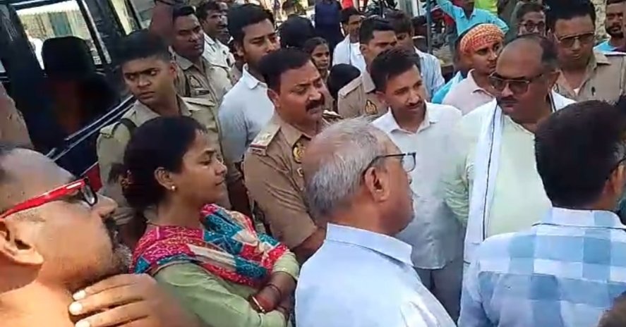 दुर्गा प्रतिमा स्थापना को लेकर विवाद, राजस्व टीम ने की जमीन की पैमाइश