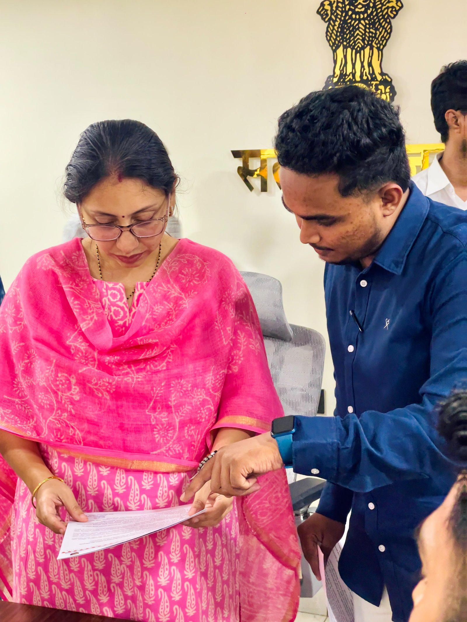 नवापुर-काठेपाडा तटबंध का काम जल्द शुरू कराने की पहल, विधायक से मिले प्रथमेश बांदेकर