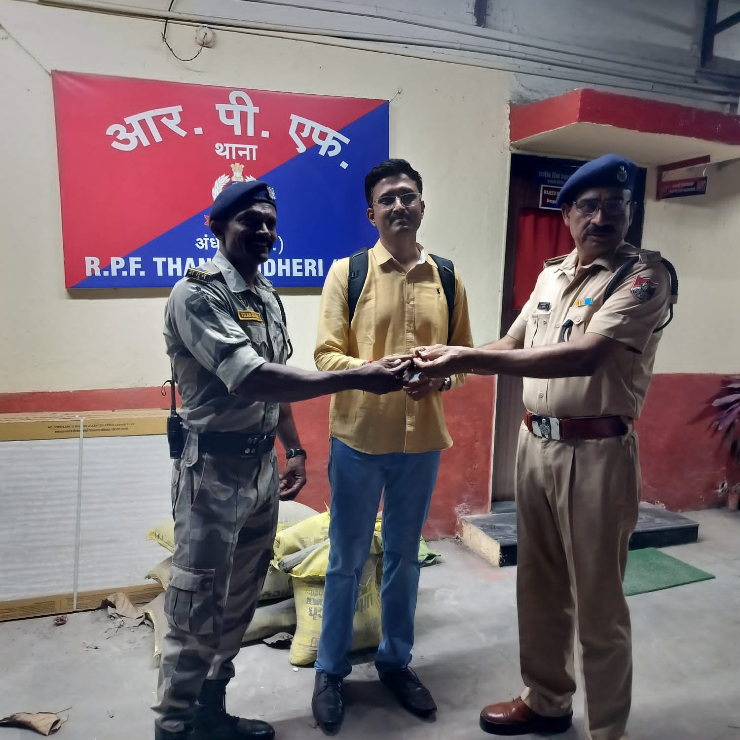 अंधेरी आरपीएफ ने 75 हजार रुपये की हीरे की अंगूठी यात्री को लौटाई