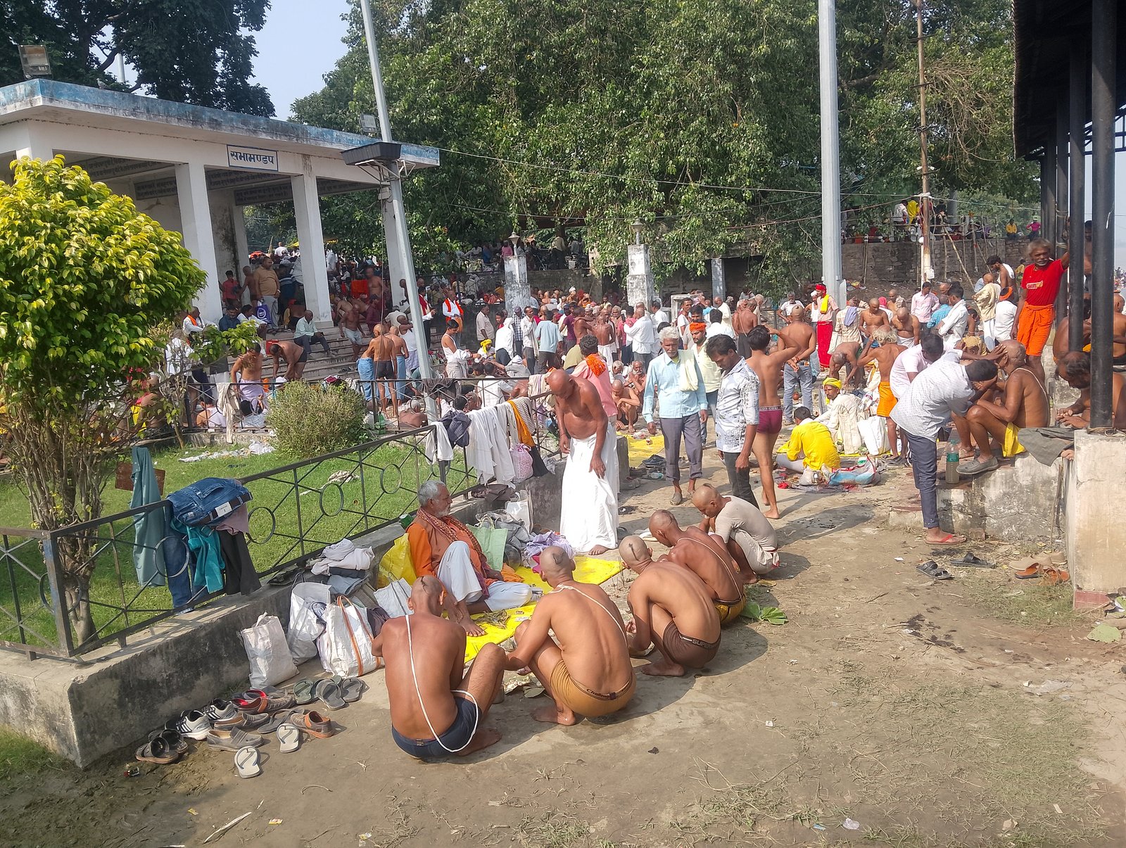 गया घाट पर पिंडदान के लिए उमड़े श्रद्धालु, शौचालय में पानी न होने से परेशानी