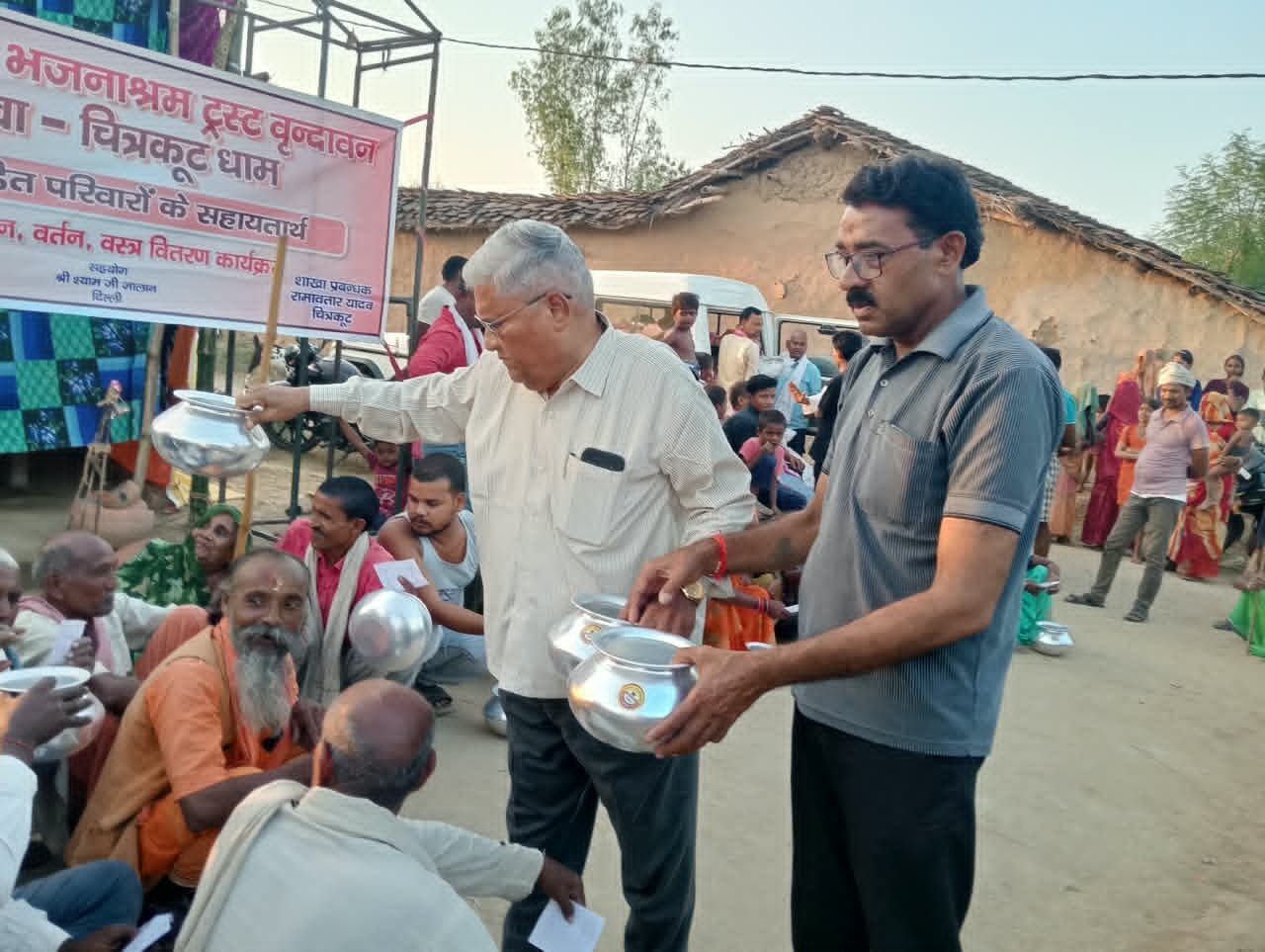 चित्रकूट में 45 बाढ़ पीड़ित परिवारों को भगवान भजन आश्रम ट्रस्ट ने बांटी राहत सामग्री