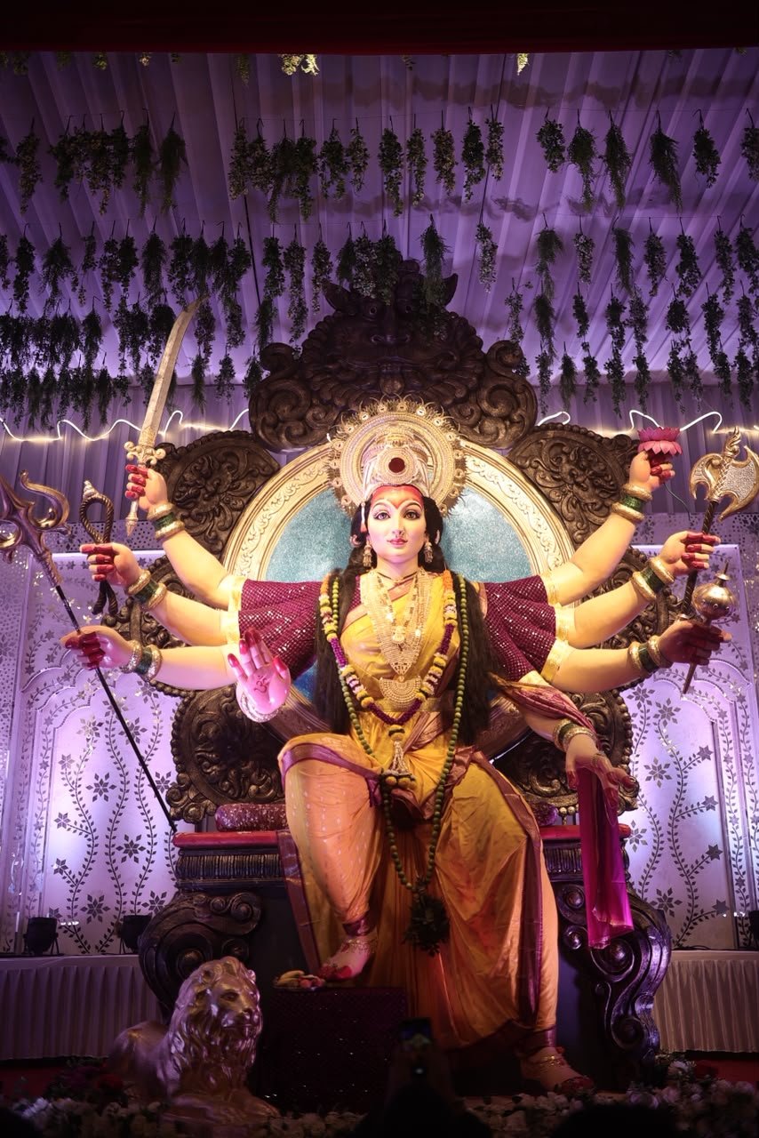 वसई में स्वस्तिक सेवा संस्था का दुर्गोत्सव बना आस्था और जनसेवा का प्रतीक, प्रतिदिन हजारों श्रद्धालु ग्रहण कर रहे महाभंडारे का प्रसाद