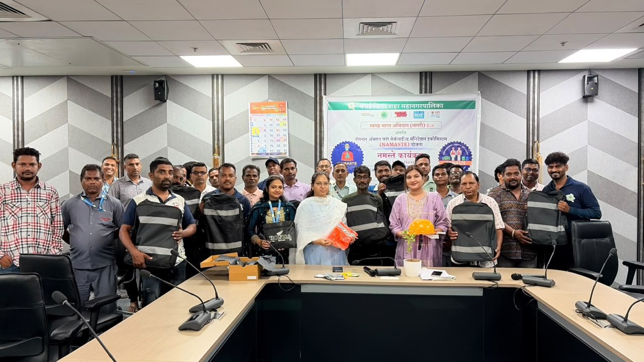नमस्ते योजना के तहत सफाई कर्मचारियों को सुरक्षा किट वितरित, पात्र लाभार्थियों को मिलेगा 5 लाख रुपये का बीमा